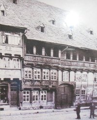 Desolater Zustand des Hauses um 1906